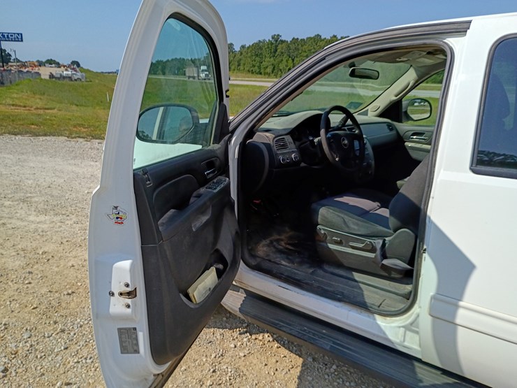 2010-chevrolet-tahoe-image-23