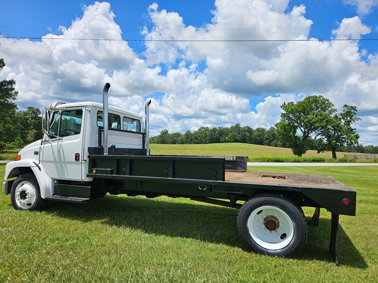 2000-freightliner-fl60-image-10