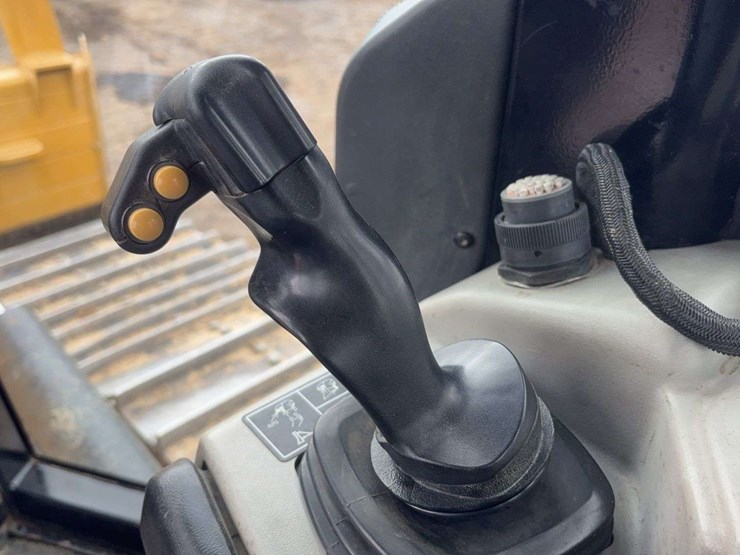 2013-cat-dgn-lgp-dozer-image-49