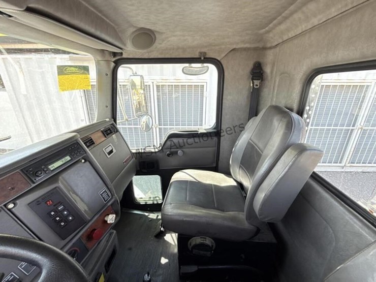 2006-kenworth-t300-image-24