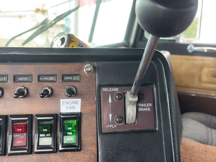 1997-peterbilt-362-image-40