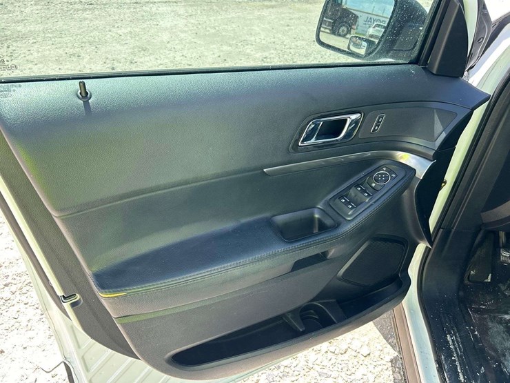 2016-ford-explorer-image-13