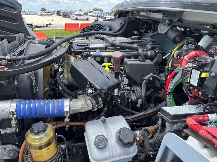 2018-freightliner-m2-106-cab-and-chassis-truck-image-29
