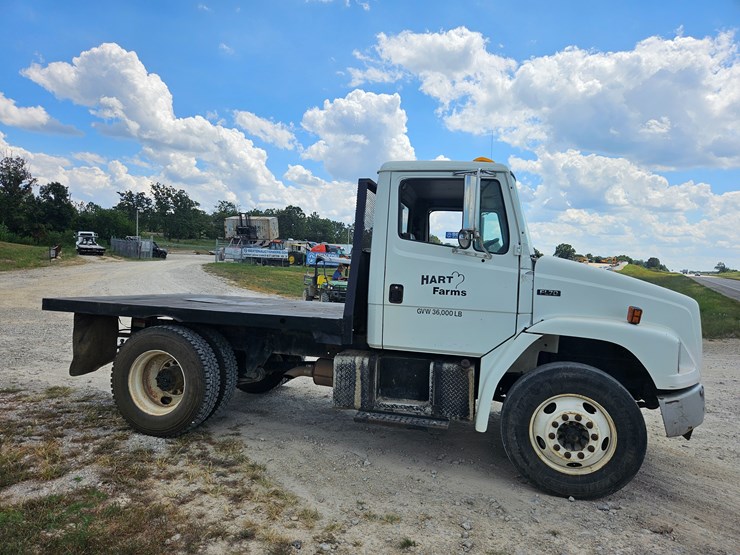 2002-freightliner-fl70-image-19