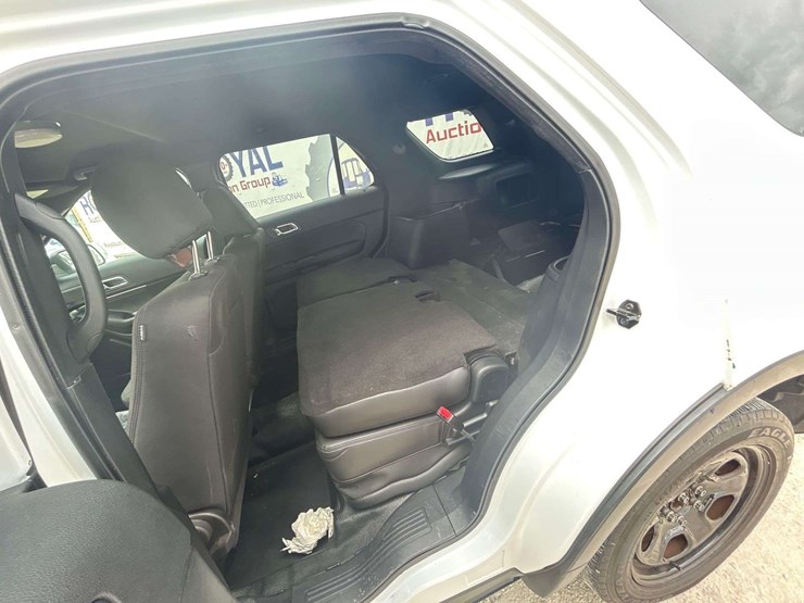 2016-ford-explorer-image-18