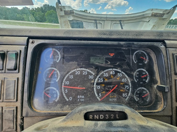 2002-freightliner-fl70-image-55