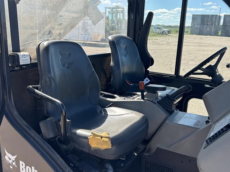 2006-bobcat-toolcat-5600-image-28