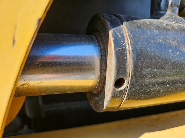 2004-caterpillar-236b-image-52