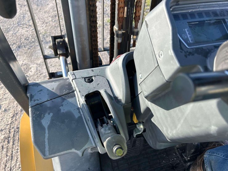 2019-caterpillar-dp35n-7,000lb-diesel-forklift-image-12
