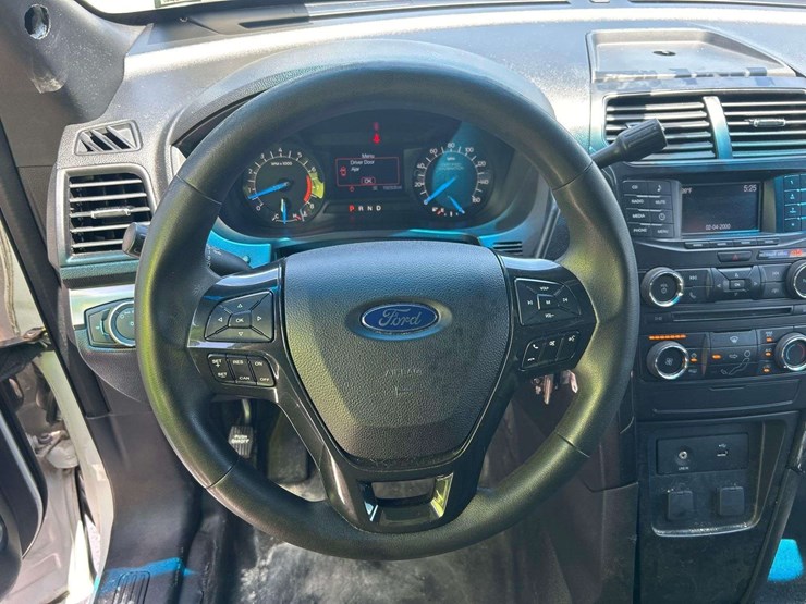 2016-ford-explorer-image-11