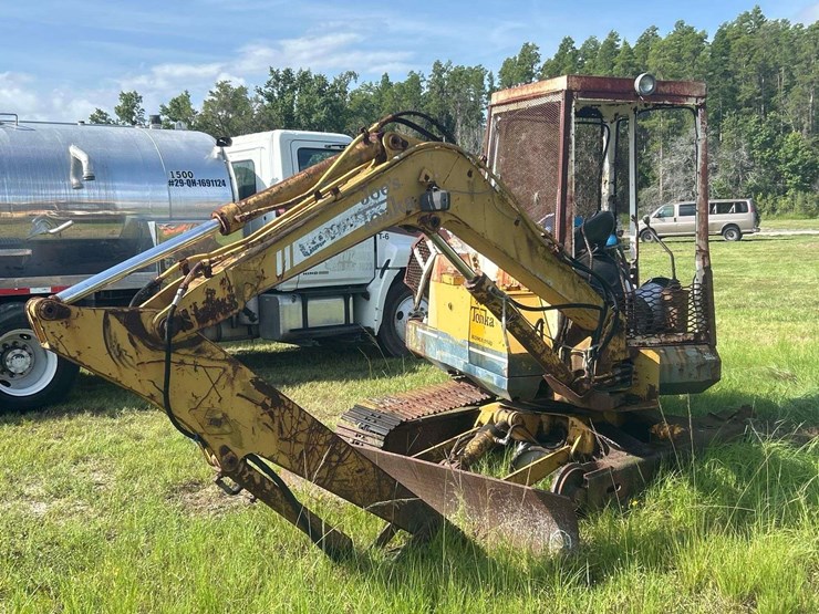 komatsu-midi-excavator-image-1