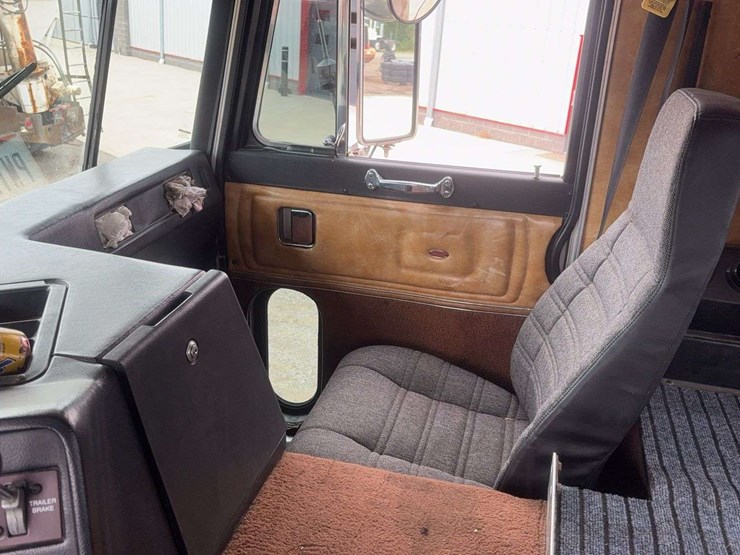 1997-peterbilt-362-image-48