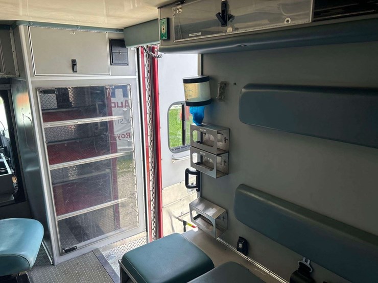 2009-freightliner-m2-106-medtec-ambulance-image-30