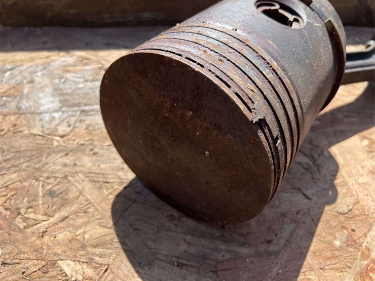 john-deere-model-g-pistons,-rods,-and-camshaft-image-7