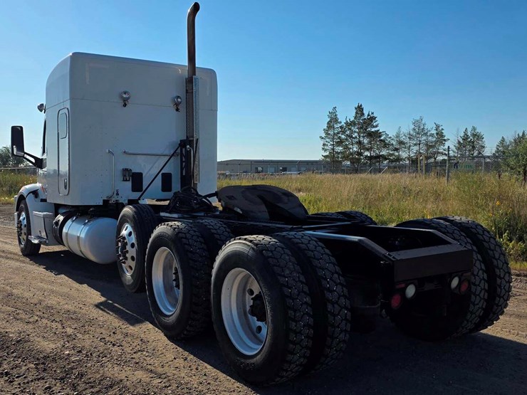 2017-peterbilt-567-image-6