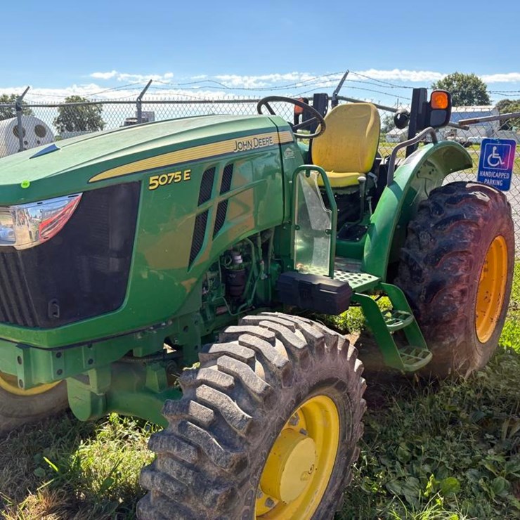 JOHN DEERE 5075E