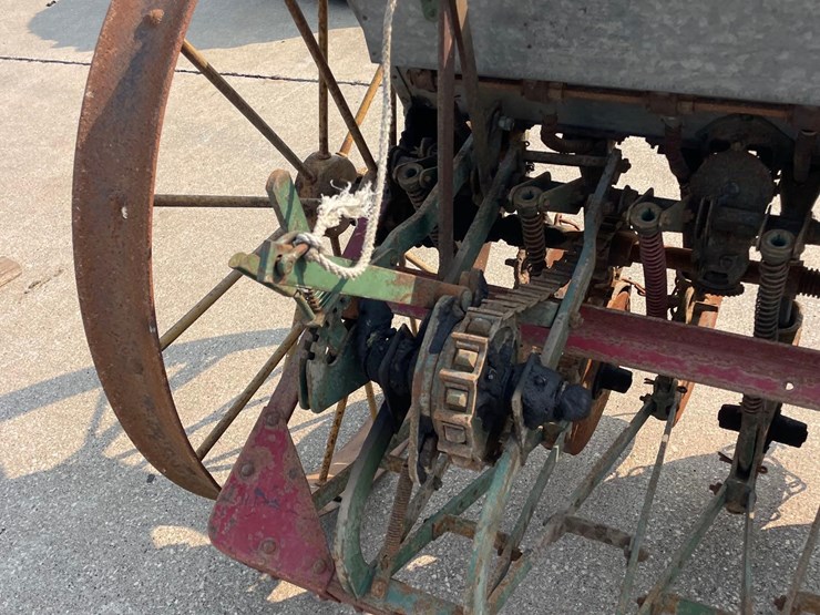 minneapolis-moline-12ft-steel-wheel-grain-drill-image-9