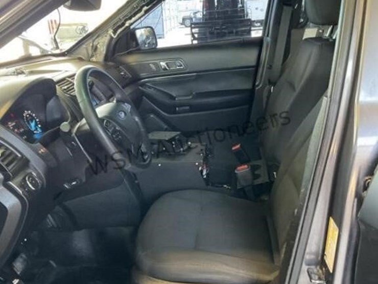 2016-ford-explorer-image-21