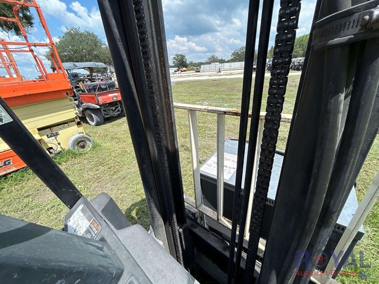 yale-3,500lb-electric-forklift-image-16
