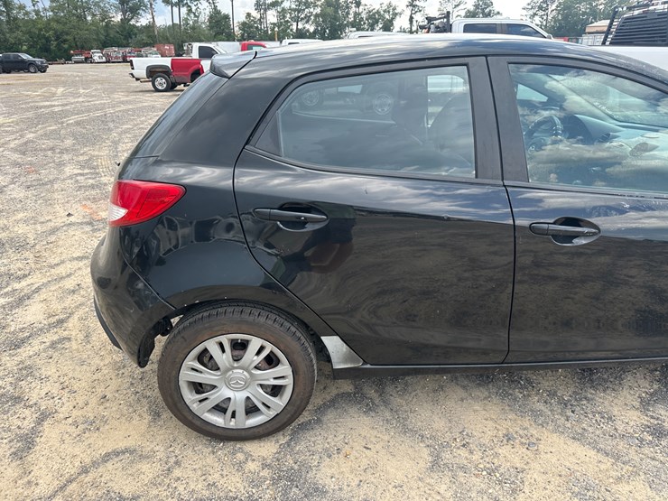 #22813-•-2012-mazda-2-image-17