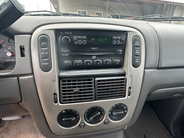 2005-ford-explorer-image-52