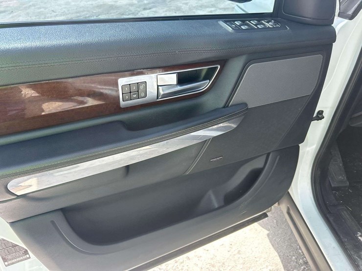 2011-land-rover-range-rover-image-11