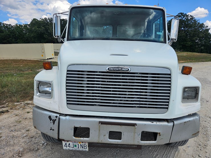 2002-freightliner-fl70-image-24