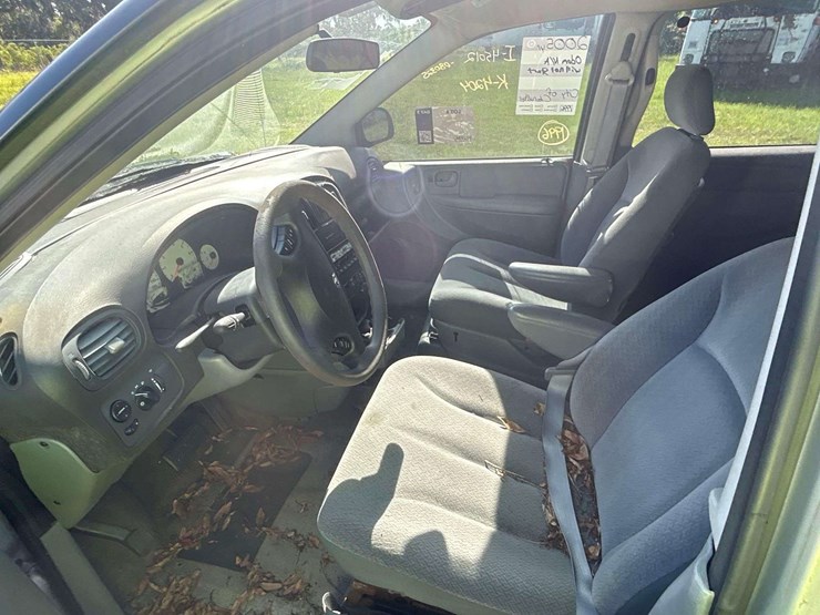 2005-dodge-caravan-image-12