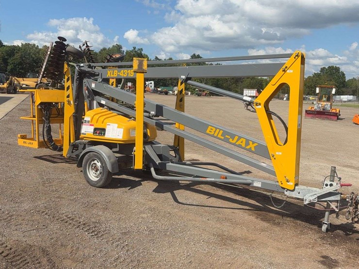 biljack-xlb-tow-behind-man-lift-image-2