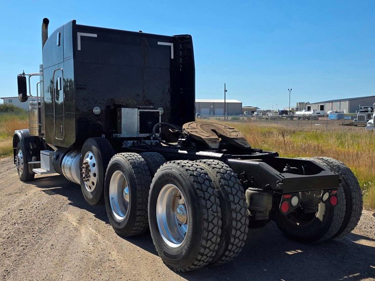 peterbilt-389-image-16