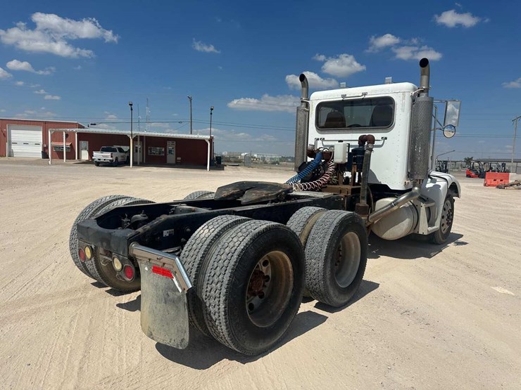 2004-peterbilt-385-image-3