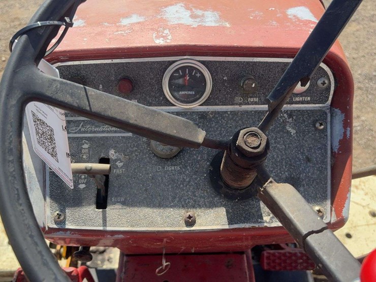 interntional-184-2wd-tractor-image-21