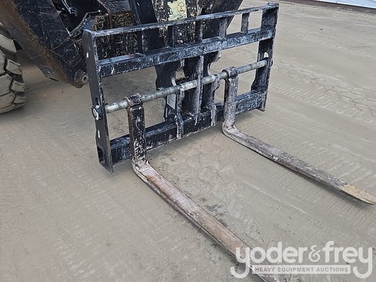 2019-jlg-1055-image-10