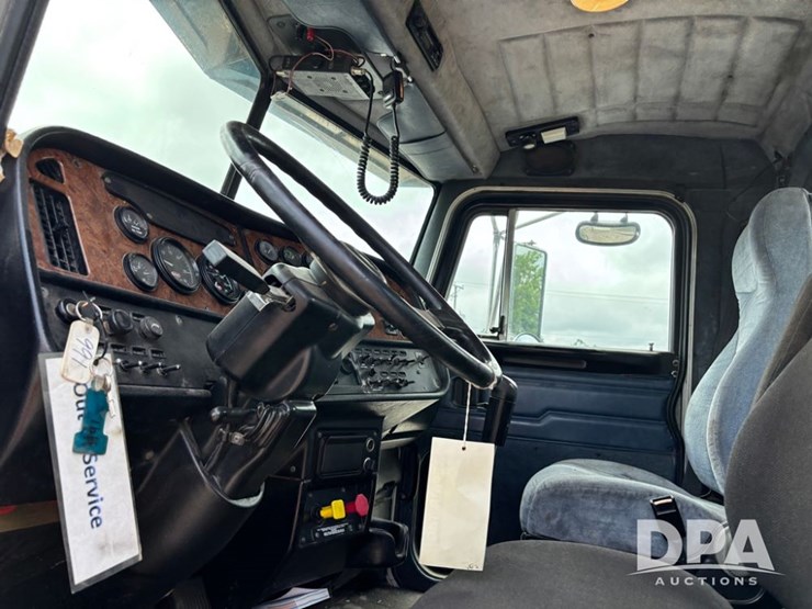 2002-peterbilt-379-image-57