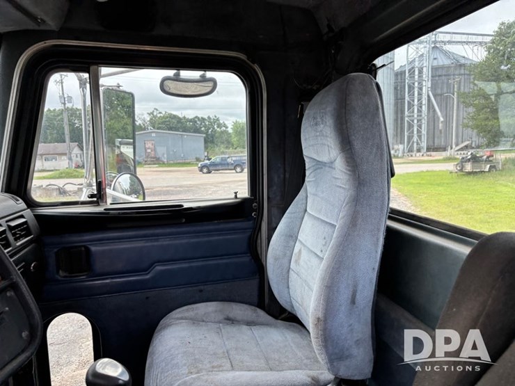 2002-peterbilt-379-image-63