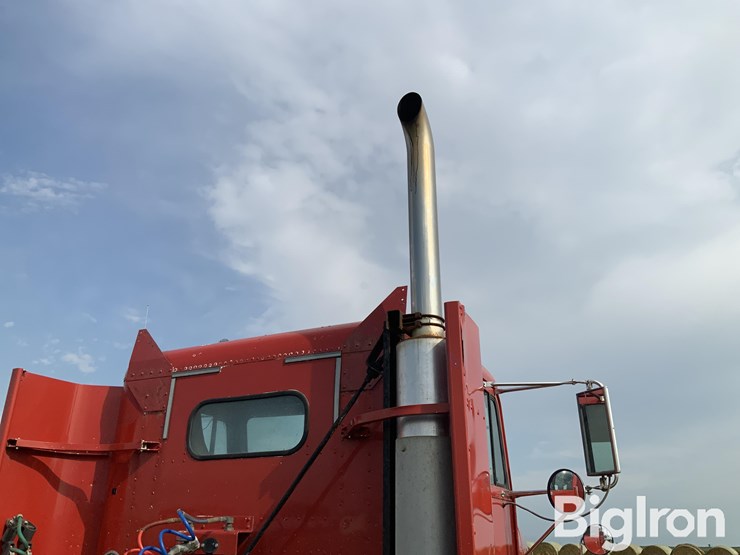 2000-freightliner-fld120-image-16