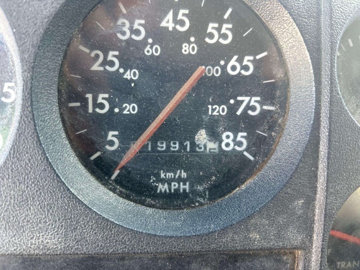 2002-freightliner-fl70-image-8