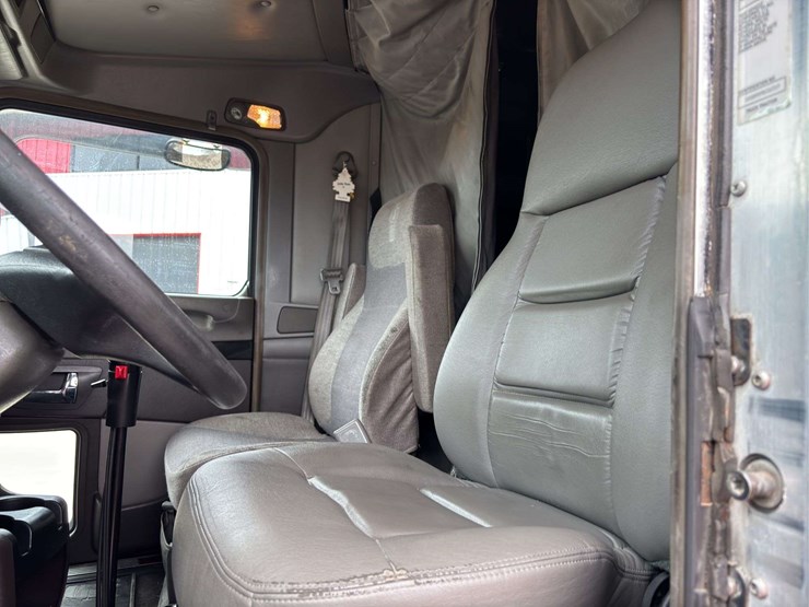 2013-kenworth-t660-image-30