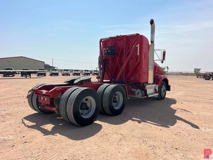 2011-kenworth-t800-image-2