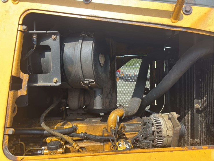 2005-deere-750j-image-23