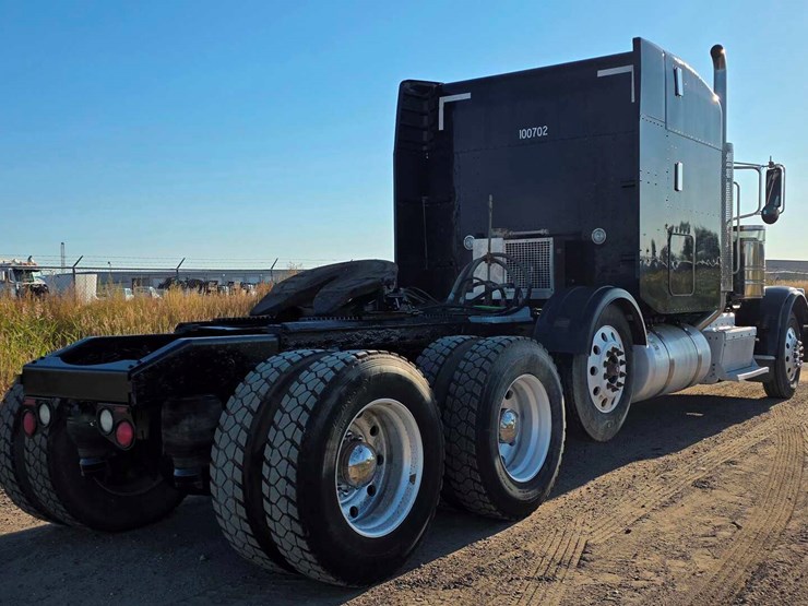 2015-peterbilt-389-image-4