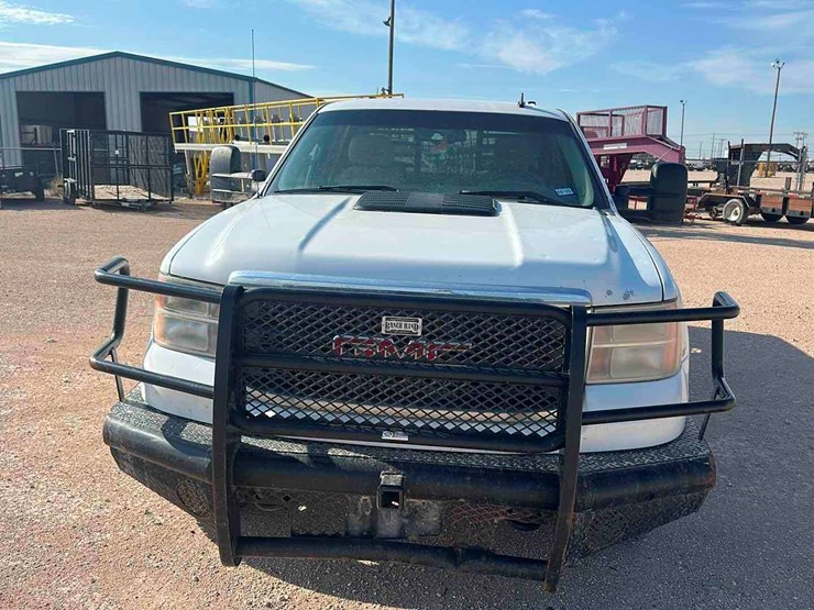 2011-gmc-sierra-2500-image-2