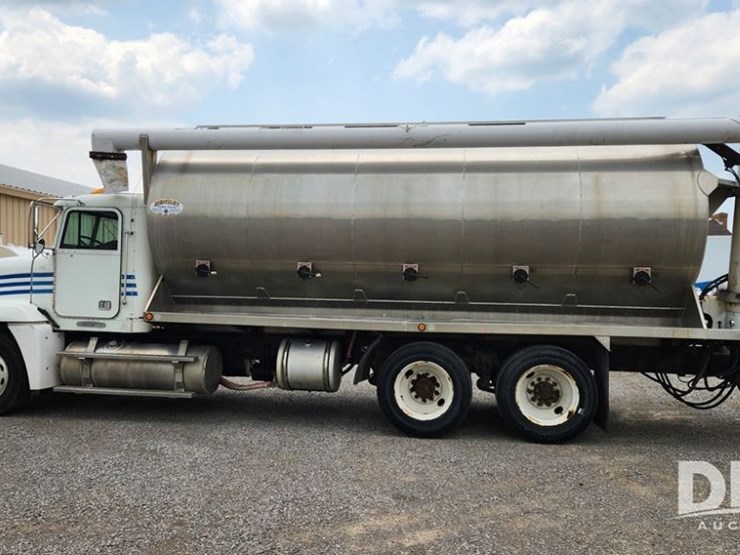 1995-freightliner-fld120-image-3