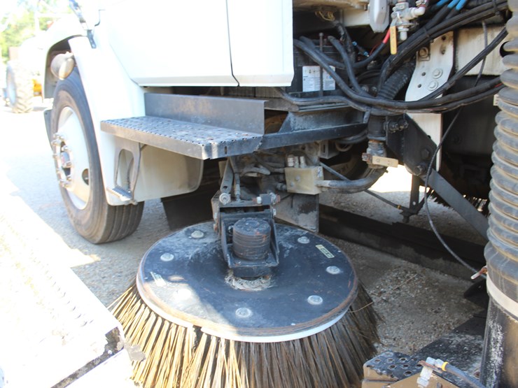 2005-freightliner-fl70-image-8