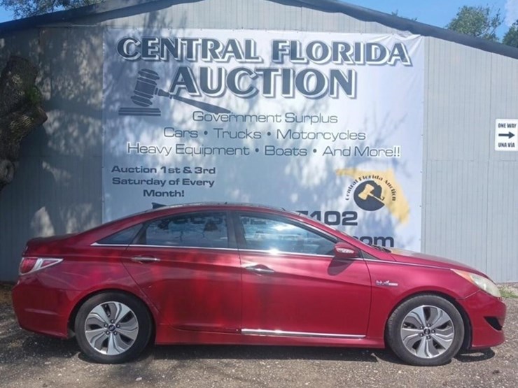 2013-hyundai-sonata-hybrid-base-runs/moves-image-1