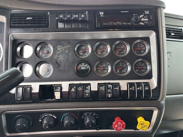 2013-kenworth-t660-image-32