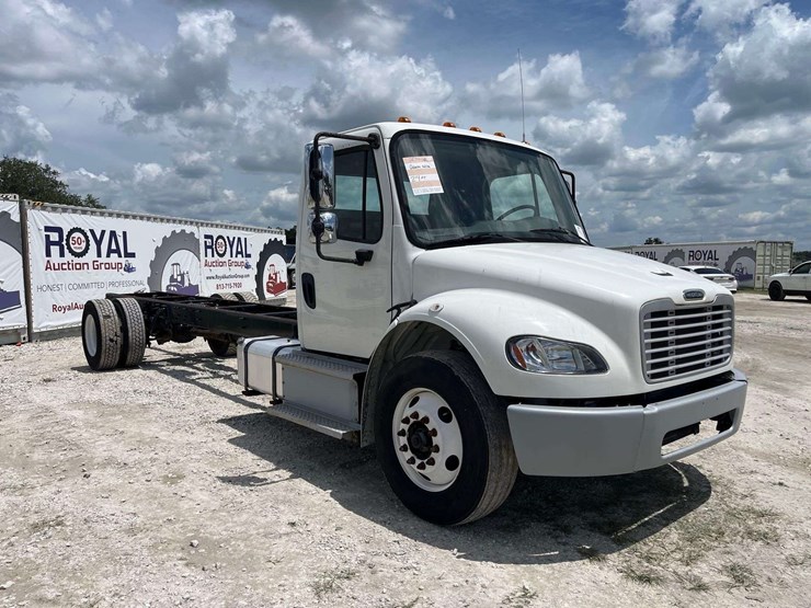 2018-freightliner-m2-106-cab-and-chassis-truck-image-2