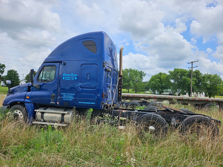 2009-freightliner-cascadia-125-image-9