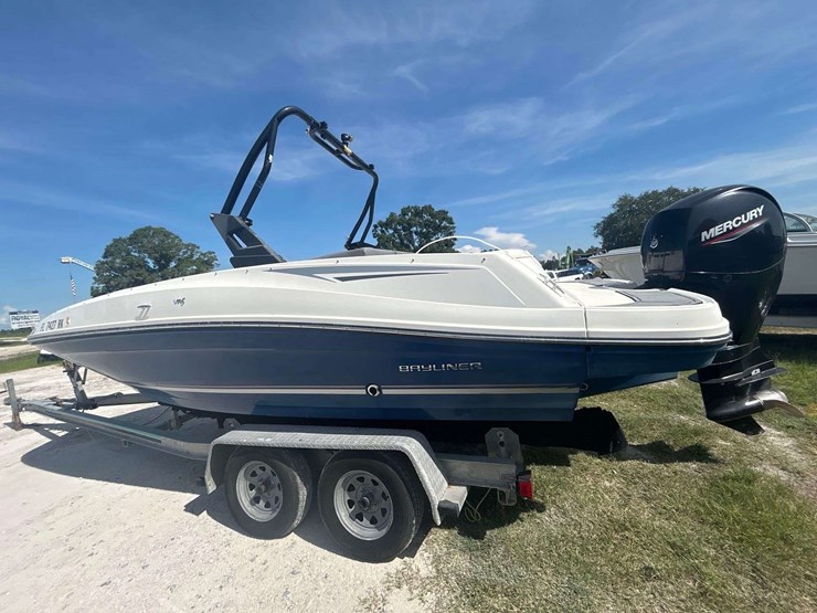 2017-bayliner-vr5-21ft-bowrider-boat-with-29ft-t/a-boat-trailer-image-4