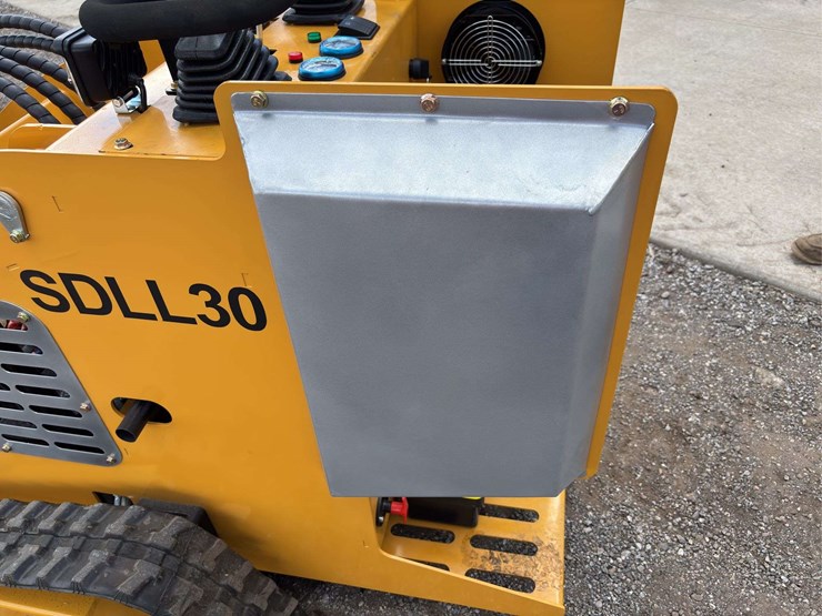 sdll30-stand-on-skid-loader-image-9